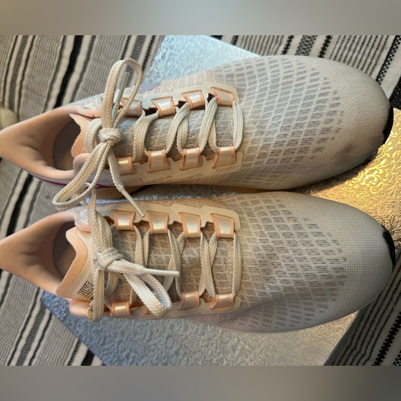 Nike tennis shoes - Picture 2 of 3